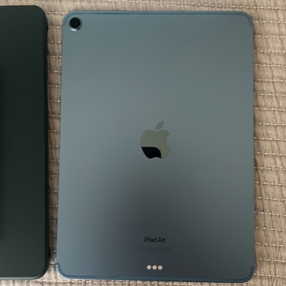 iPad Air 5th generation Wi-Fi + Cellular - Picture 7 of 8